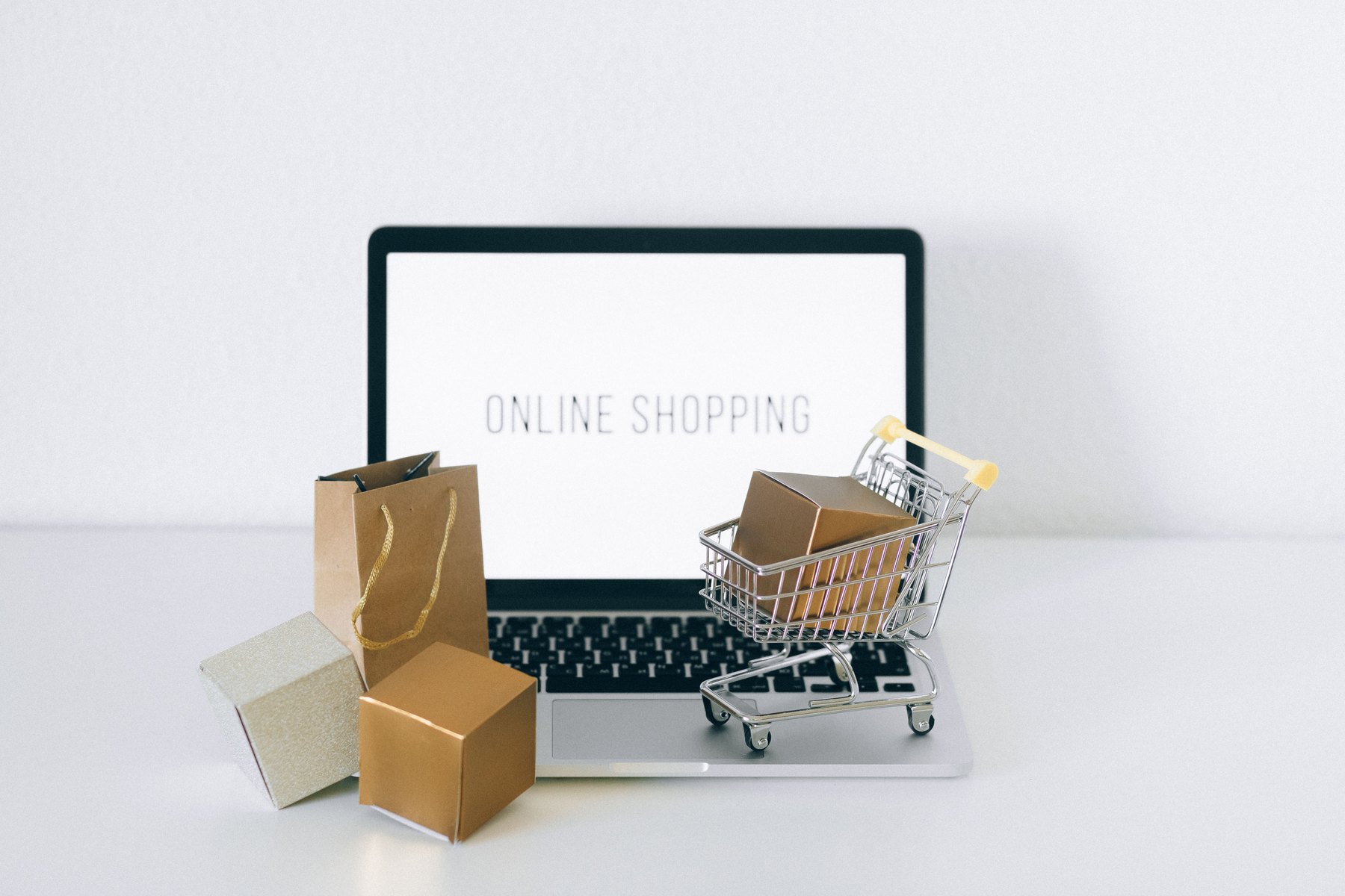 Online shopping setup representing the connection between paid traffic and conversion